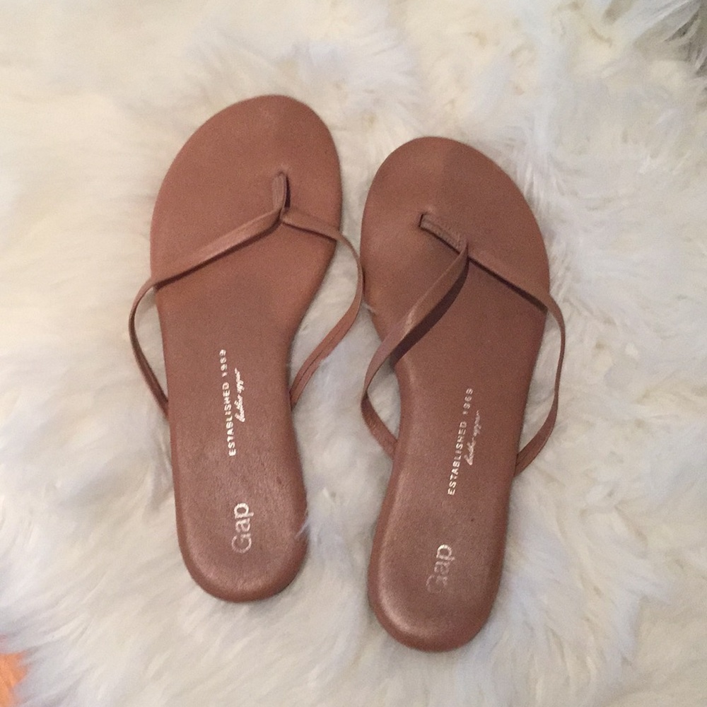 FINAL $ Gap leather flip flops